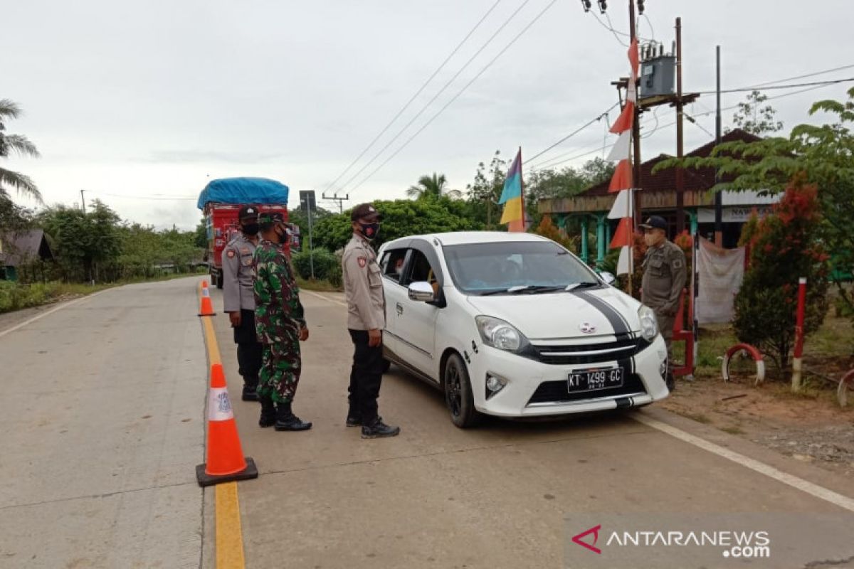 Kesabaran petugas diuji ketika acap kali diprotes pemudik di Penajam Paser Utara