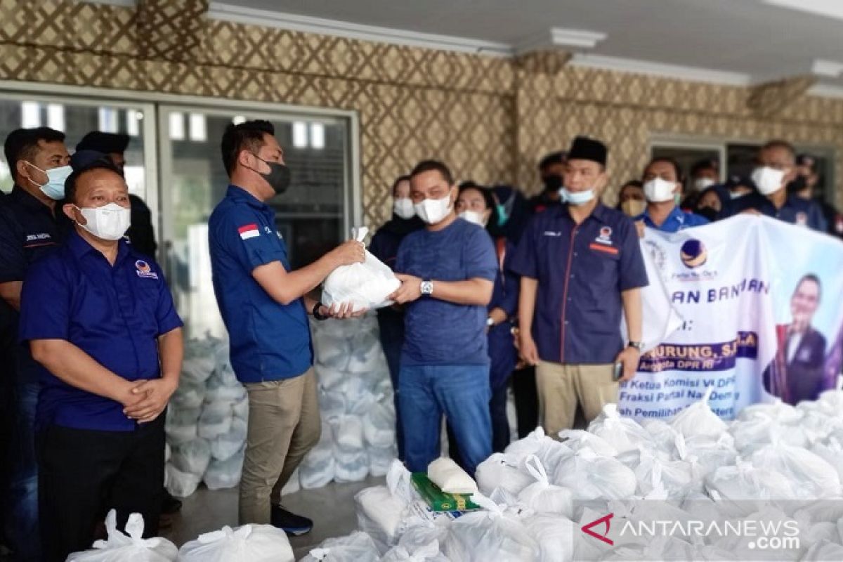 Martin Manurung serahkan 2.000 paket Lebaran ke DPD NasDem Tapteng untuk dibagikan