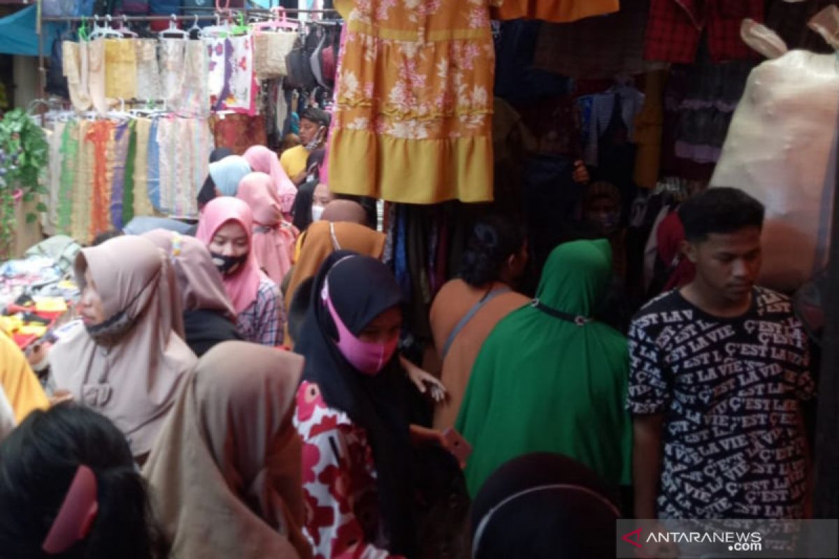 Pengunjung Pasar 16 Ilir Palembang abaikan prokes