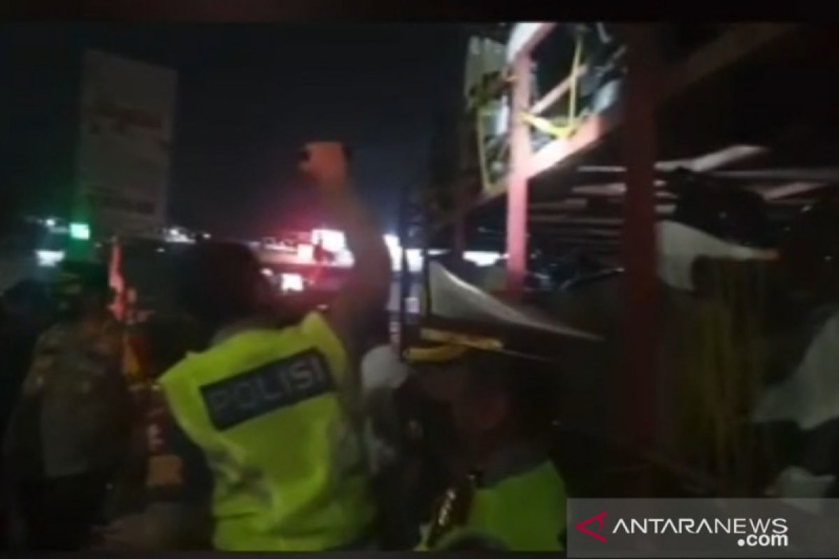 Polisi temukan 10 orang pemudik sembunyi di truk pengangkut motor