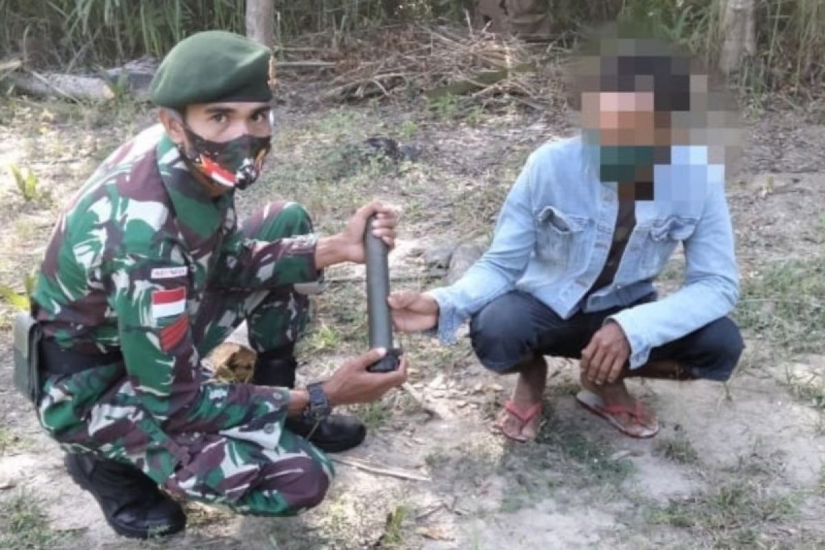 Warga serahkan granat buatan Belgia kepada Satgas Pamtas RI-Timor Leste