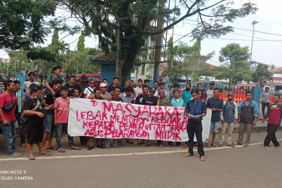 Para Sopir angkot Rangkasbitung minta pengoperasian kembali stasiun KA