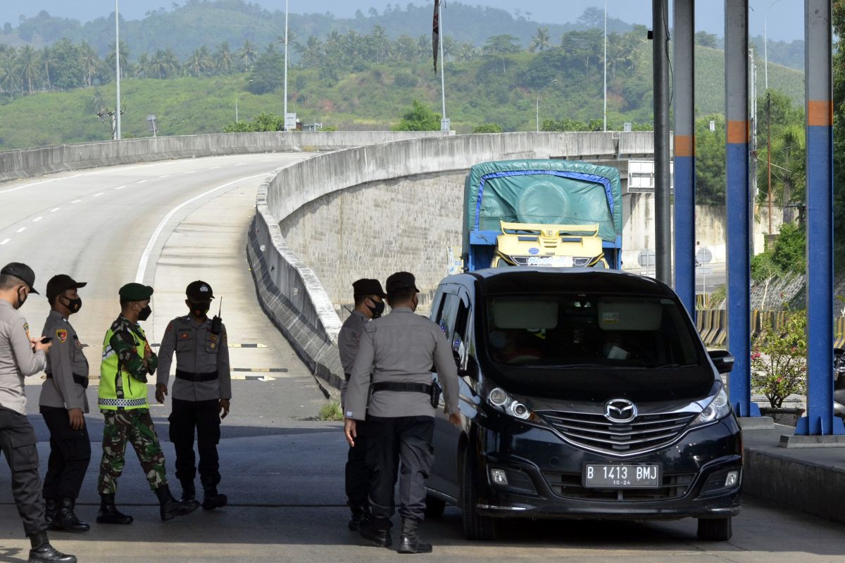 Sepekan, edaran pelarangan "open house" hingga sanksi ASN nekat mudik