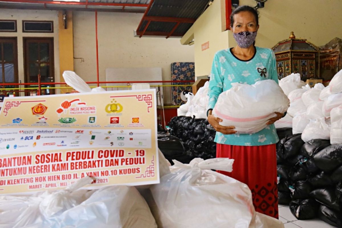 Pengusaha di Kudus berikan bantuan beras untuk warga  terdampak pandemi