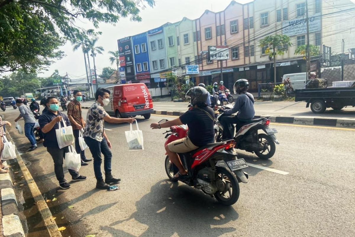 pegawai Bpjamsostek Cimone bagikan ratusan masker tekan penyebaran COVID-19