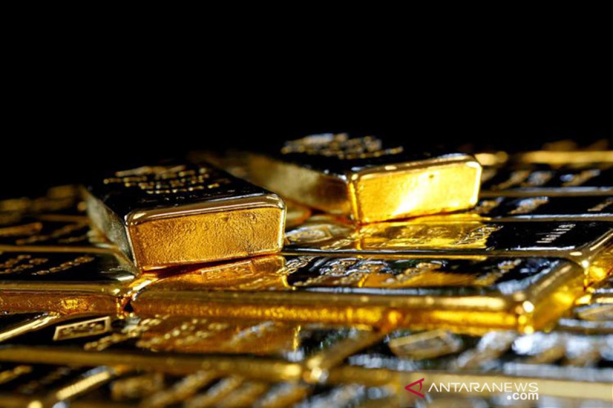 Emas naik tipis didorong melemahnya dolar, fokus pada keputusan Fed
