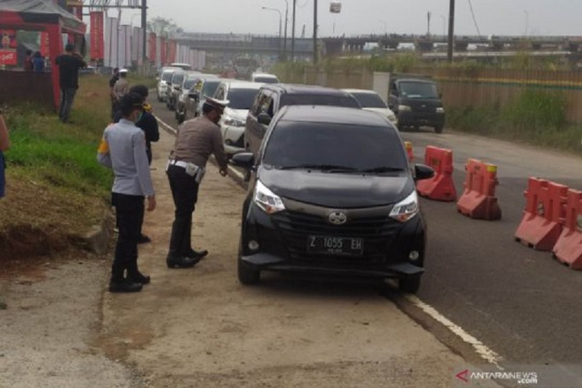 836 kendaraan pemudik diputar balik sejak larangan mudik di Bandung