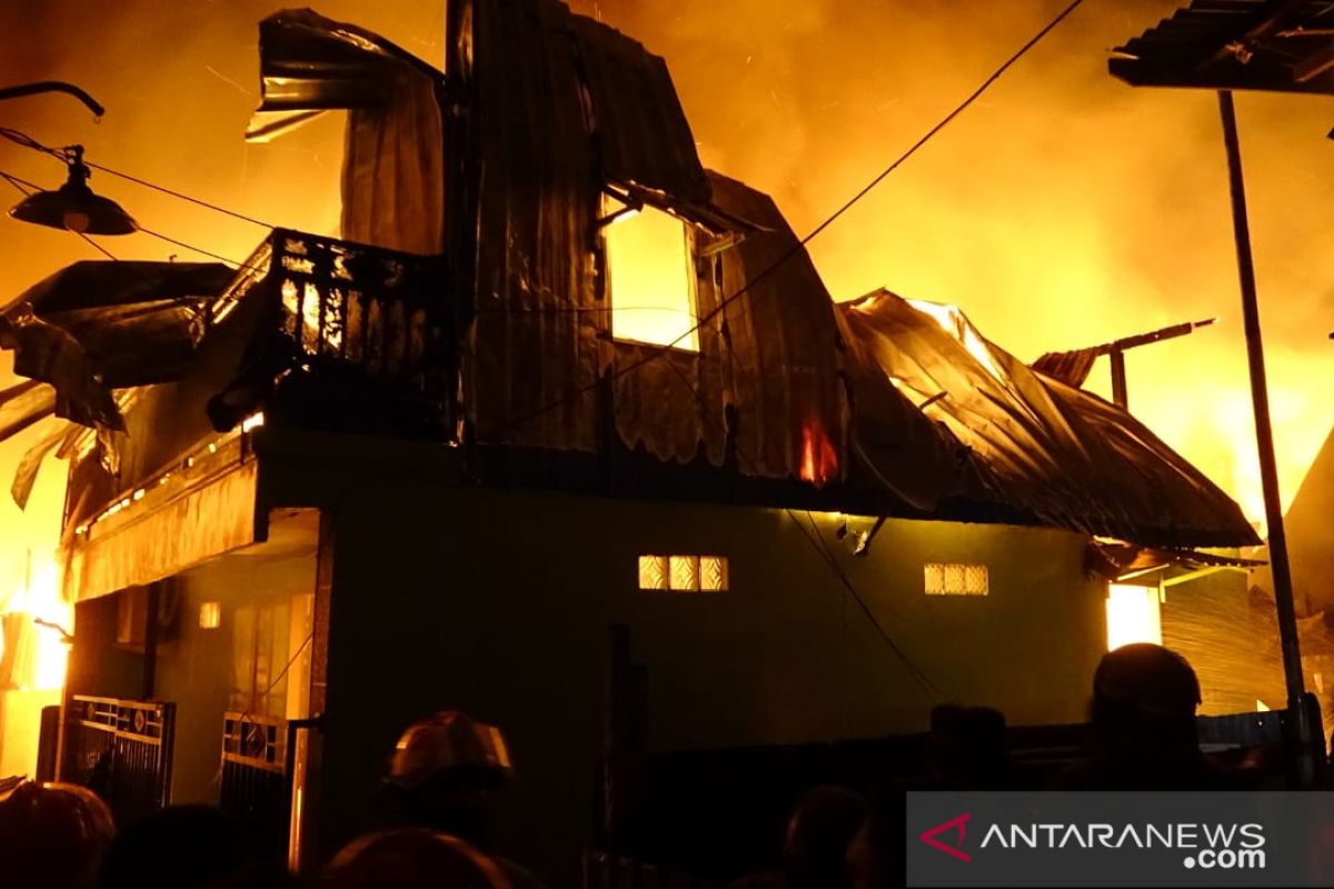 Flash - Kebakaran hanguskan 28 rumah di Makassar