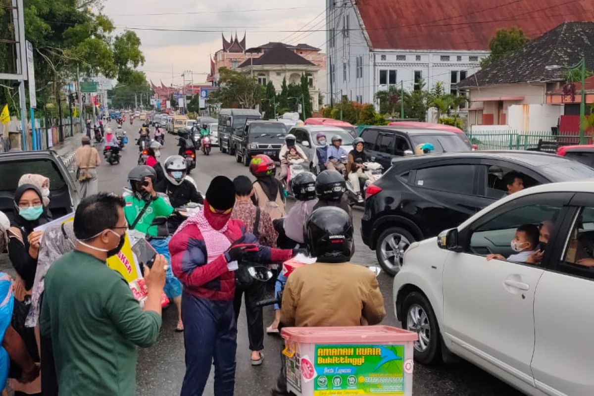 Kepala Sekolah di Bukittinggi bagikan takjil gunakan kostum "Spider Man"