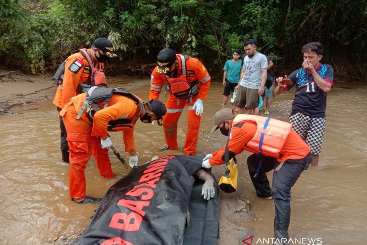 Seorang pria terhantam balok saat seberangi sungai, tenggelam dan ditemukan tewas.