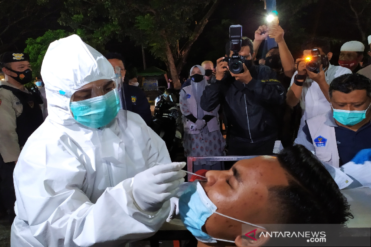 Pengunjung warkop di Banda Aceh dites rapid antigen