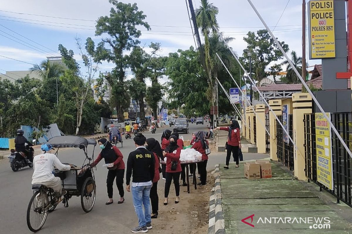 Bhayangkari dan Anggota Reskrim Polres HST kompak bagikan takjil