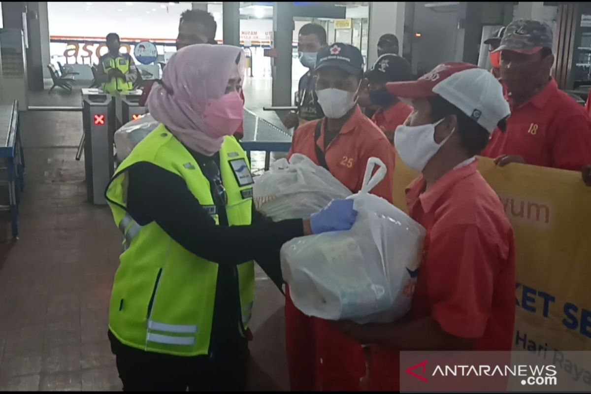 ASDP bagikan ribuan paket sembako untuk porter dan pengguna jasa di Pelabuhan Merak