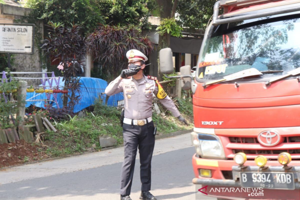 Polres Sukabumi tindak  jasa travel gelap bawa pemudik