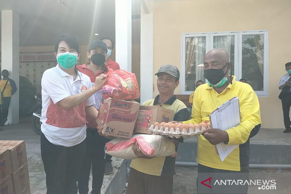 Tjhai Chui Mie bagikan paket sembako untuk 276 petugas kebersihan