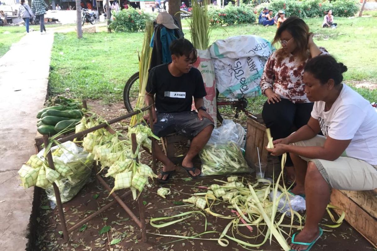 Penjual ketupat mulai jajakan dagangan di Pasar Senen jelang Lebaran