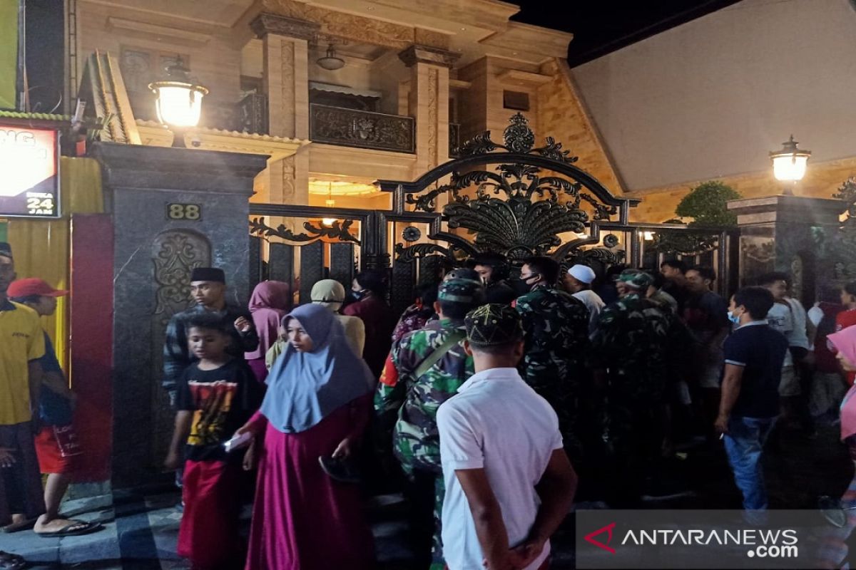 Polres Pamekasan sebar personel ke pusat perbelanjaan ingatkan penerapan prokes