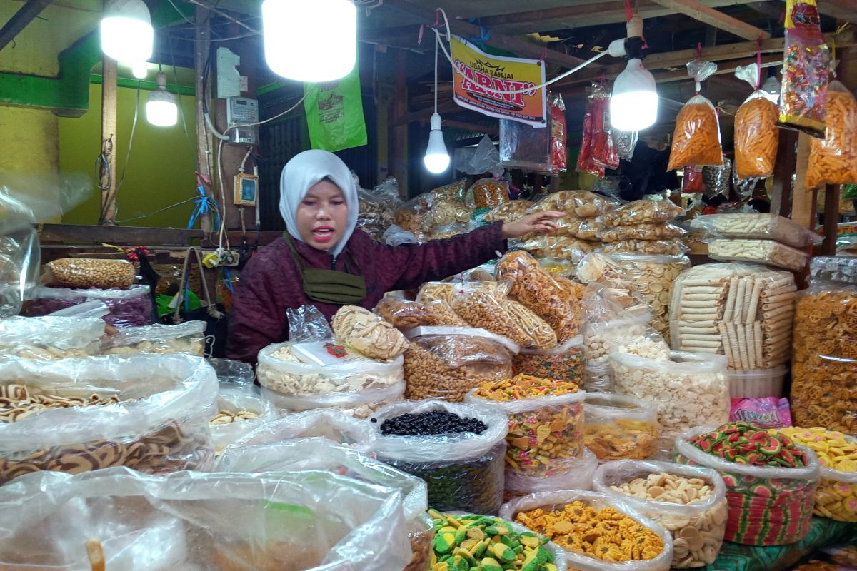 Permintaan kue kering di pasar Solok  meningkat jelang Lebaran 1442 Hijriah, harga alami lonjakan