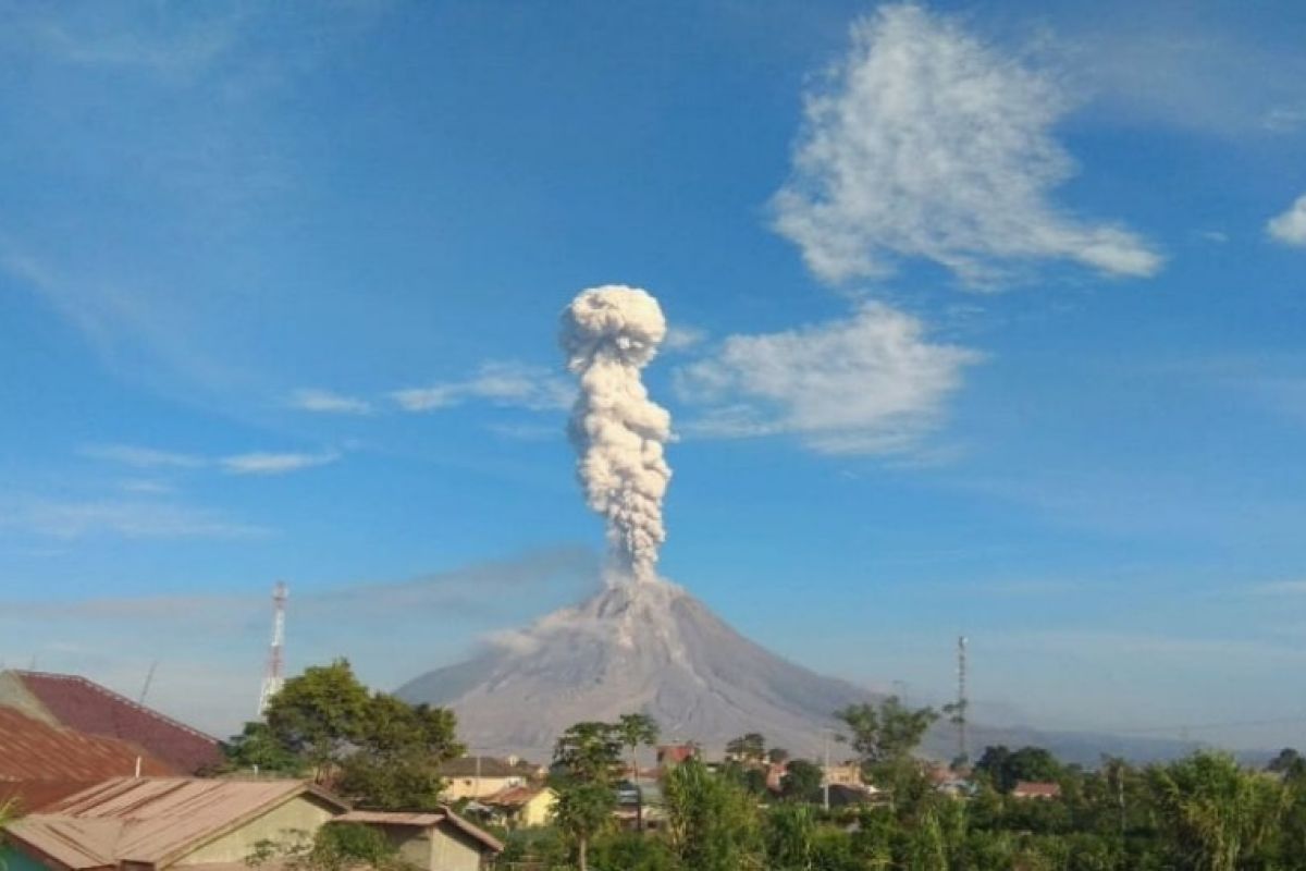 Gunung Sinabung erupsi, luncurkan abu vulkanik setinggi 2.500 meter