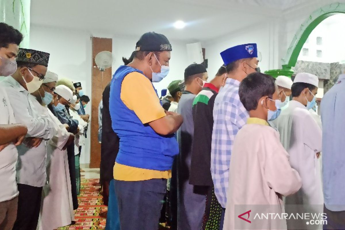 Kerabat almarhum Ustadz Tengku Zulkarnain di Medan shalat gaib