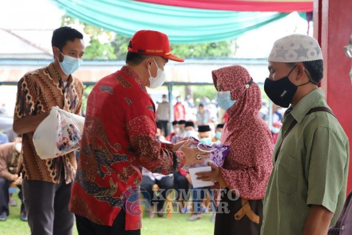 Bupati Lampung Barat serahkan insentif untuk guru ngaji