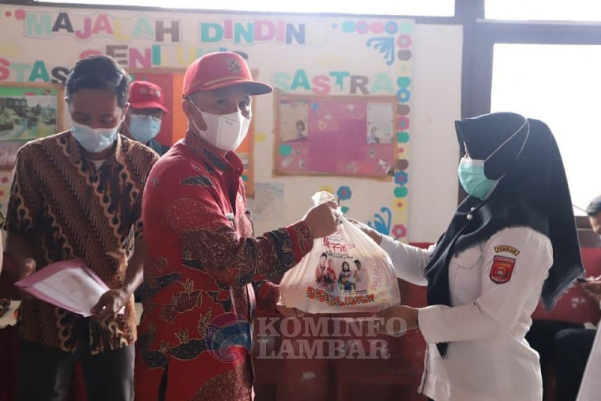 Parosil serahkan bantuan untuk guru honor di empat kecamatan