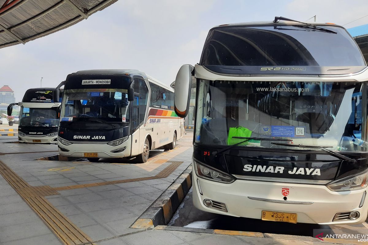 Bus AKAP yang baru tiba di Terminal Pulogebang disemprot disinfektan