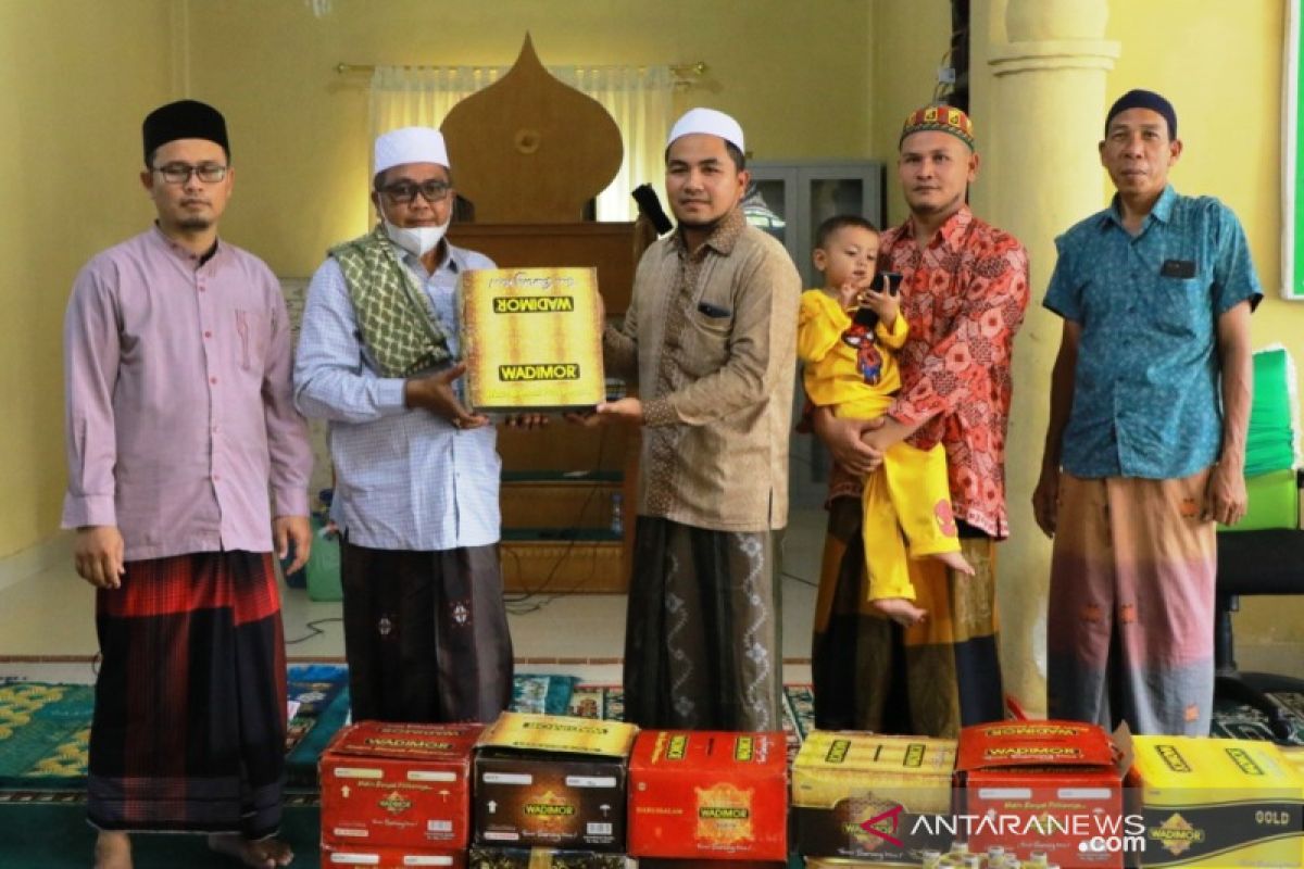 Bupati Aceh Barat bagikan kain sarung kepada ratusan jamaah Suluk