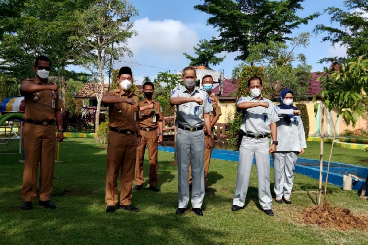 Lestarikan alam, Jasa Raharja Jambi tanam bibit pohon