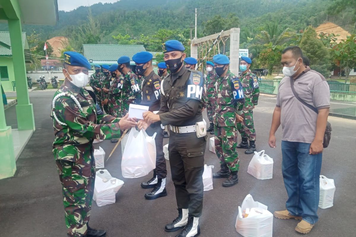 Personel Denpom 1/2 Sibolga terima bingkisan Lebaran