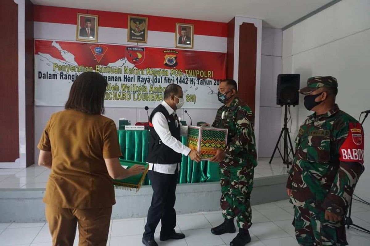 Pemkot Ambon serahkan paket kebutuhan pokok bagi TNI/ Polri