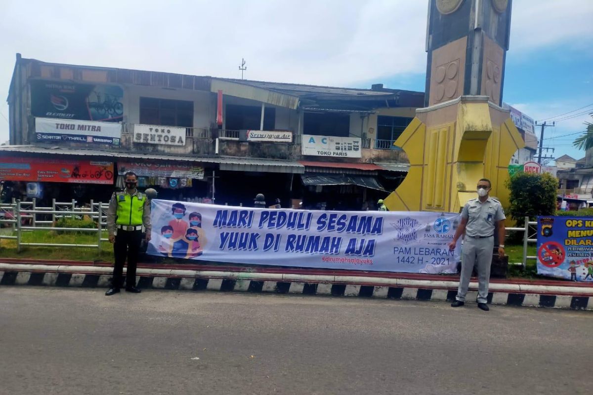 Jelang Lebaran, Jasa Raharja Babel Bersama Kepolisian Pasang Spanduk Himbauan Cegah Lakalantas