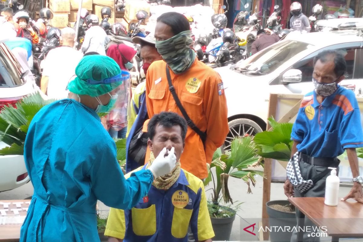 100 pedagang dan pengunjung  Pasar Kebon Kembang kota Bogor jalani tes swab antigen