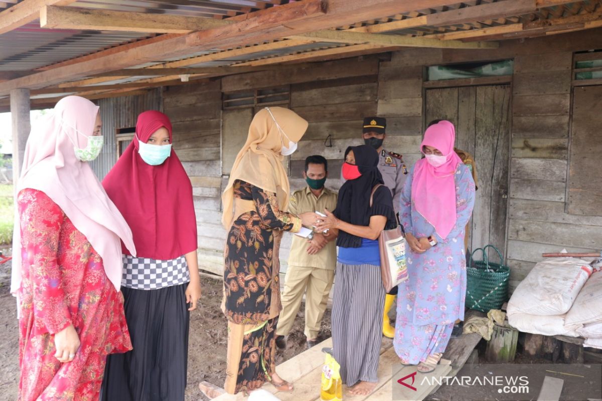 Peduli banjir di Sungai Mandau, TP PKK Siak bantu sembako