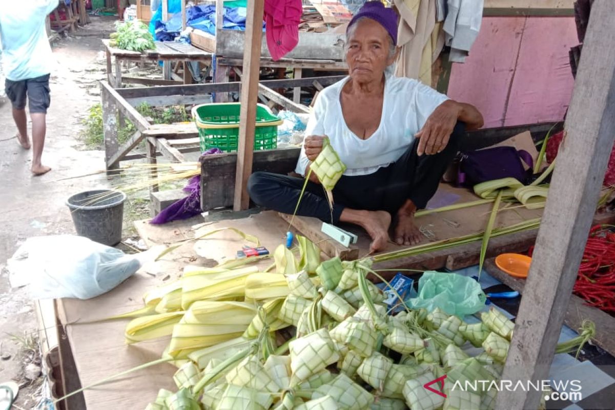 Pedagang anyaman ketupat di Ambon panen rezeki jelang Idul Fitri