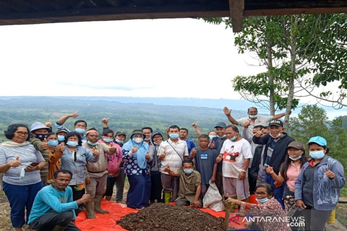 Polbangtan Medan ajarkan petani Simalungun buat pupuk organik dari limbah kulit kopi