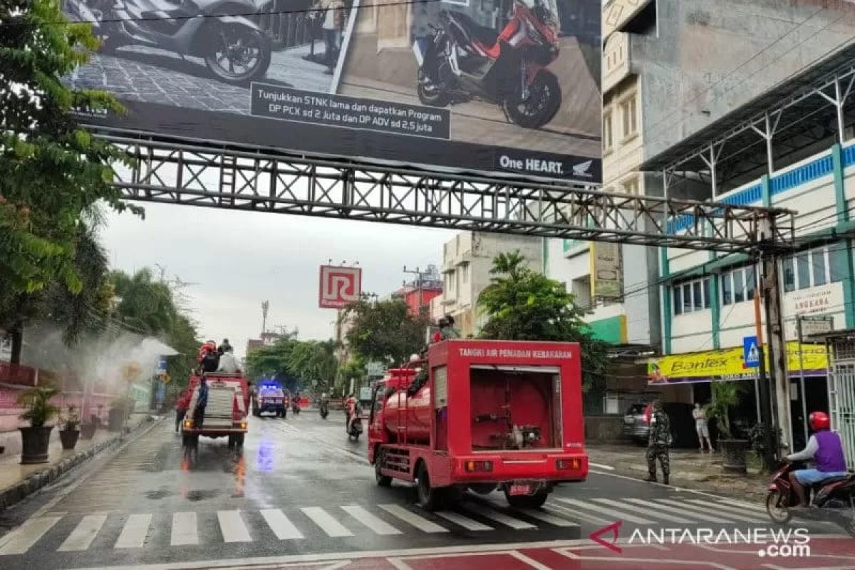 PD Pasar OKU sterilisasi kios pedagang dengan disinfektan