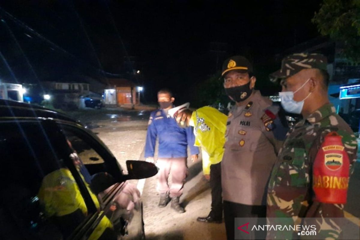 Malam ini, lagi dua mobil pribadi putar balik di pos penyekatan Batu Jomba Sipirok