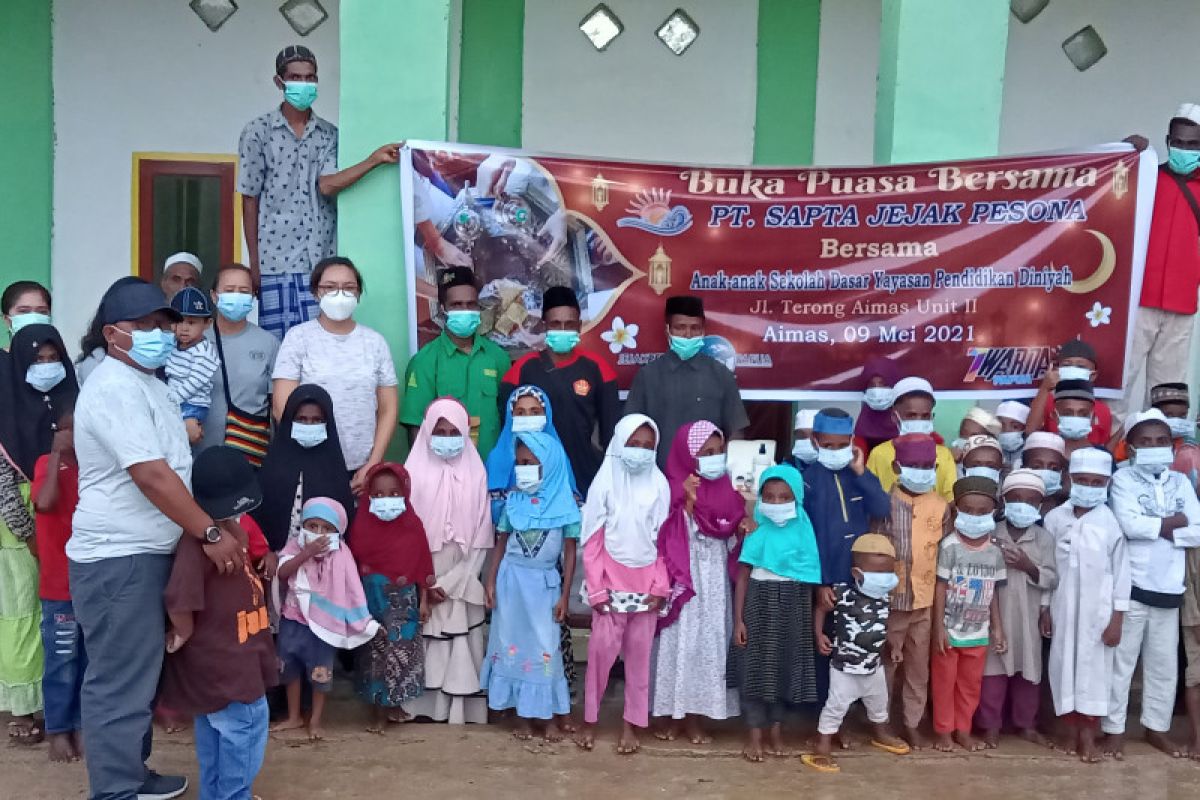 PT. SJP berbagi kasih dengan anak-anak Madrasah Diniyyah Sorong
