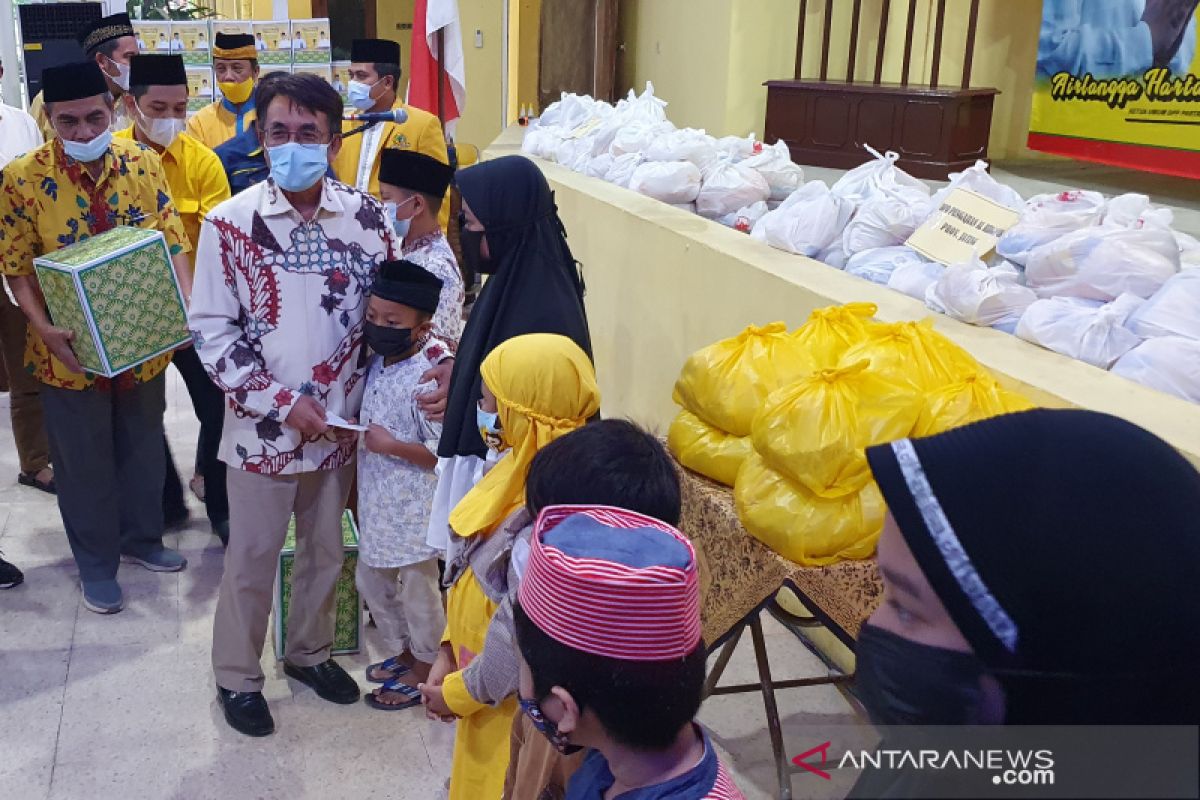 Wujud kepedulian, Ketum Golkar Airlangga Hartarto bagikan paket sembako di Semarang