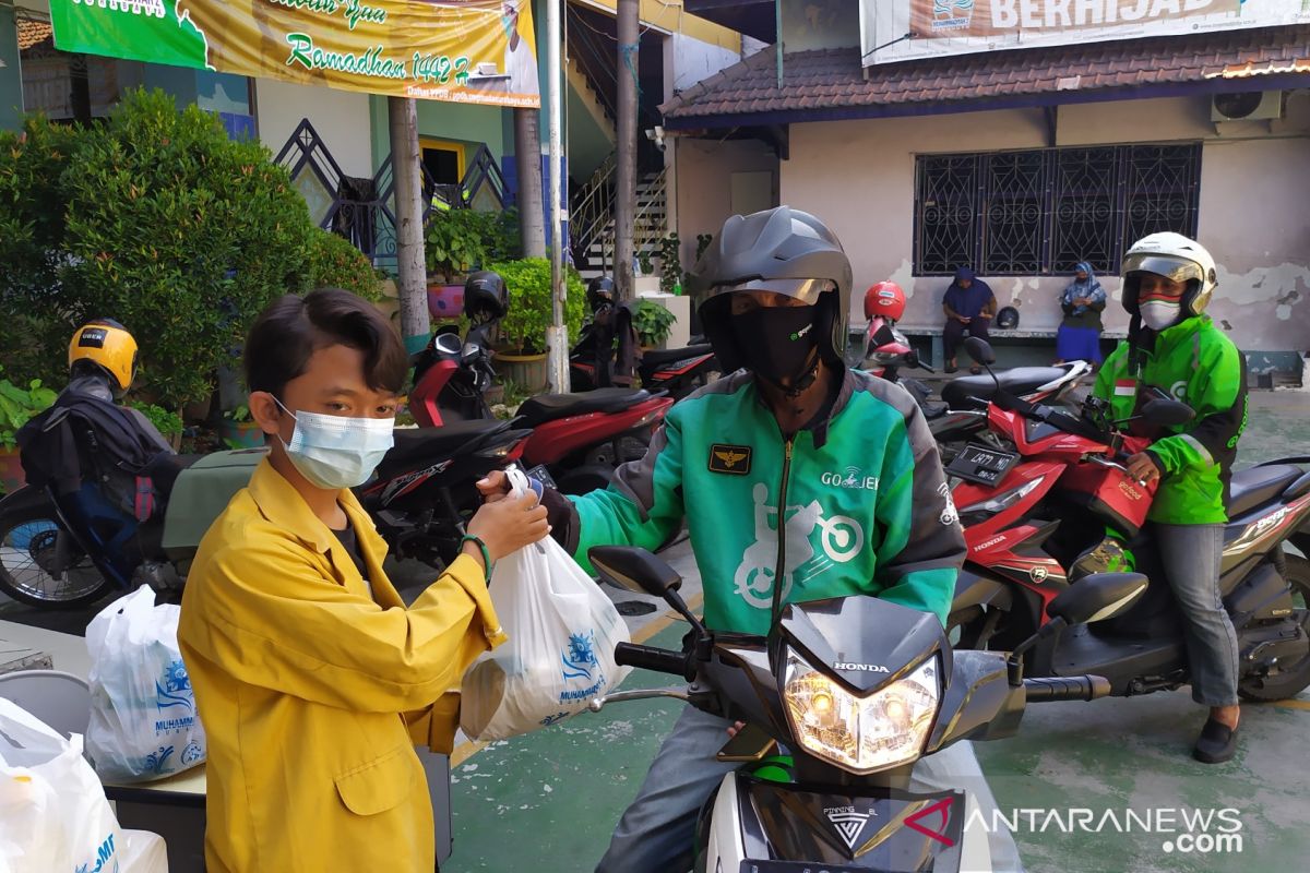 SMP Muhammadiyah 2 Surabaya bagikan 200 paket sembako untuk masyarakat