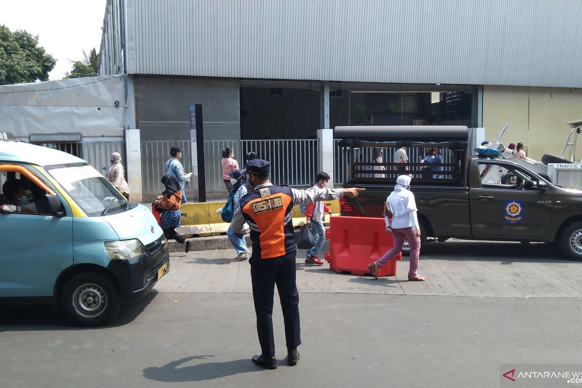 Sudin Perhubungan tertibkan kendaraan di depan Stasiun Tanah Abang