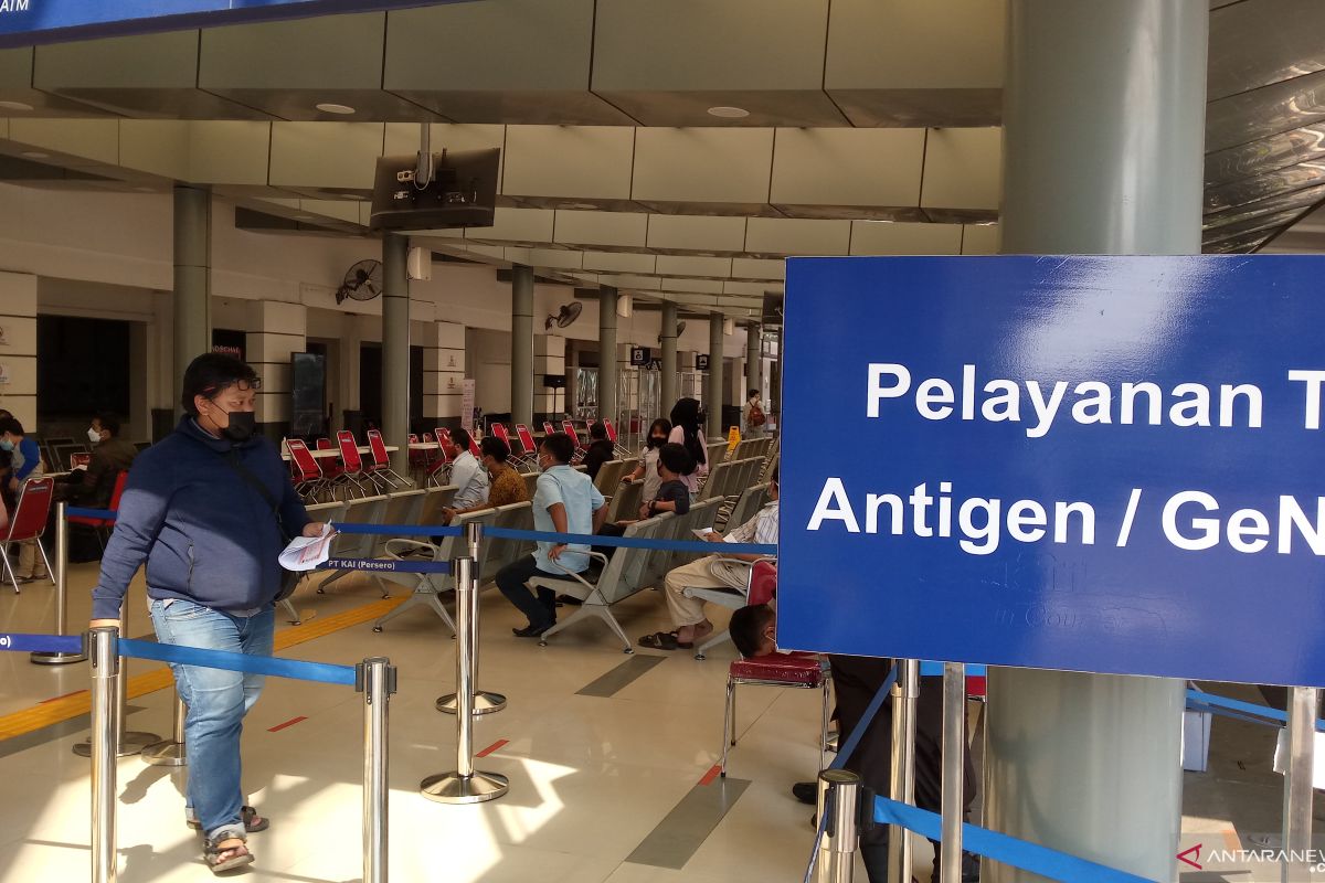 Stasiun Senen terlihat ramai hari Senin (10/5)