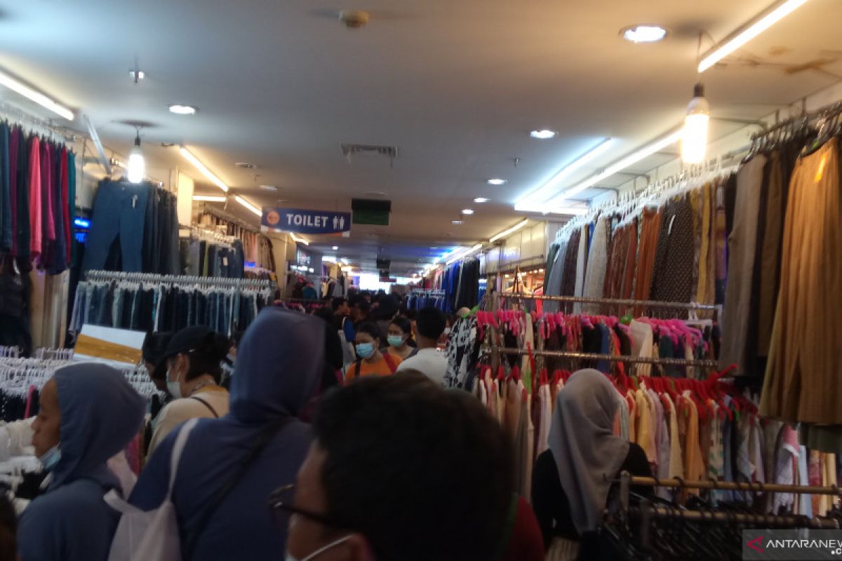 Pasar Senen terpantau padat sebagian pada Senin