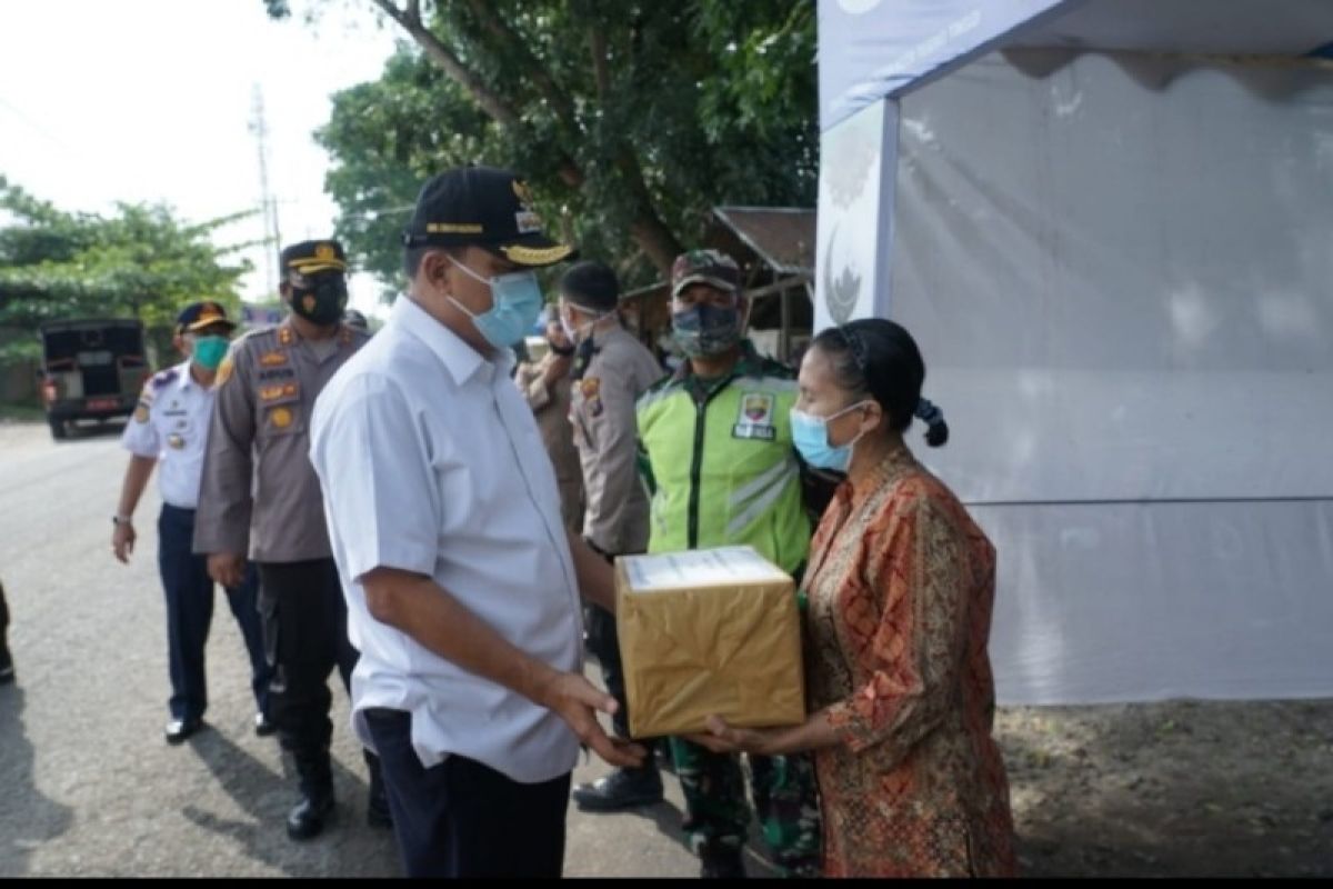 Wali Kota Tebing Tinggi  bagi bingkisan