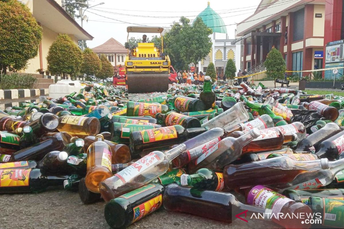 Polres Bogor memusnahkan puluhan ribu botol minuman keras