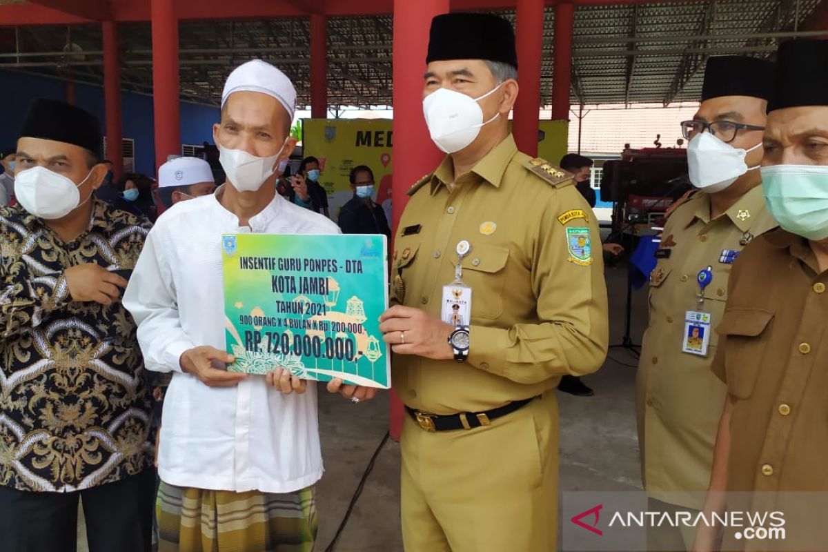 Wali Kota Jambi serahkan insentif bagi petugas syara