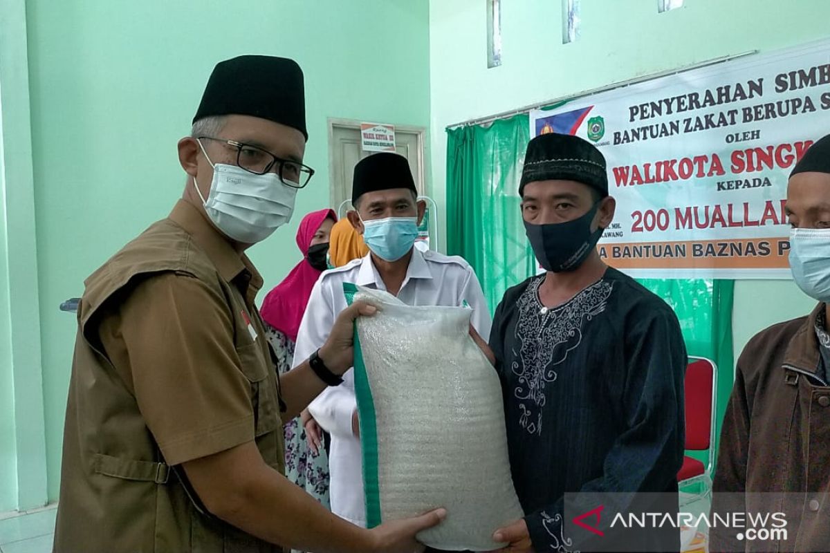 Baznas Kota Singkawang serahkan sembako untuk 200 mualaf