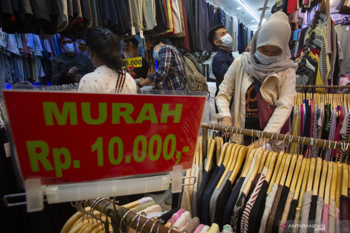 Gov't imposes safeguard duties on imported garments, accessories