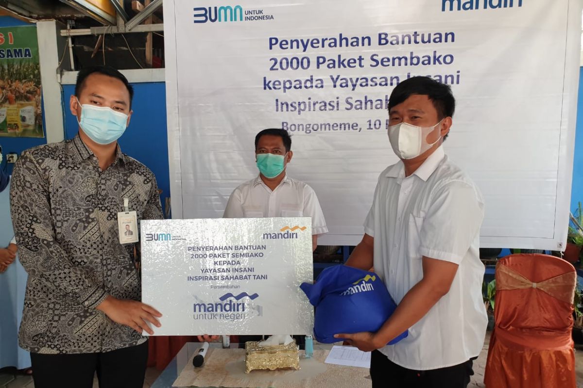 Bank Mandiri salurkan 2.000 paket sembako ke petani di Gorontalo